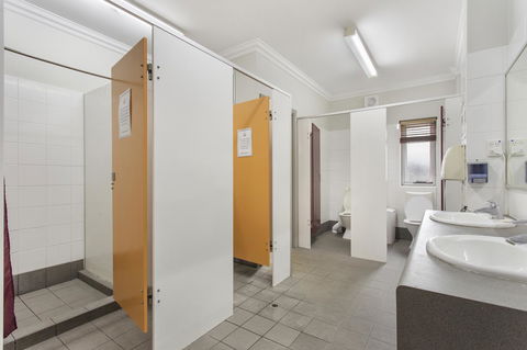 The Emperors Crown Hostel - Accommodation Gladstone 25