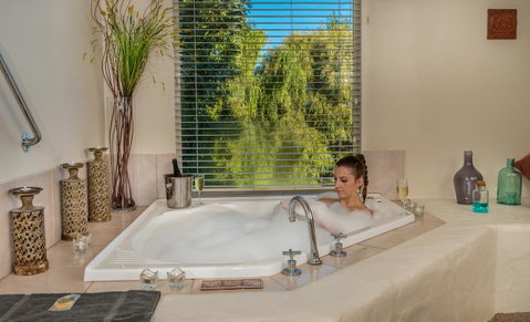 Chimes Spa Retreat - Accommodation Gladstone 15