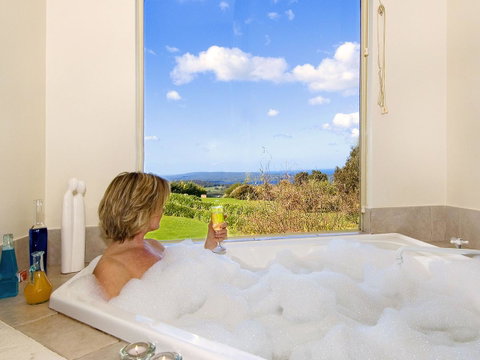 Chimes Spa Retreat - Accommodation Gladstone 35