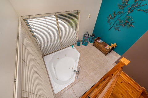 Chimes Spa Retreat - Accommodation Gladstone 11