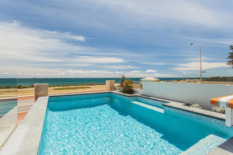 Cottesloe Beach House I - Accommodation Gladstone 2