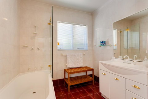 Cottesloe Beach House I - Accommodation Gladstone 4