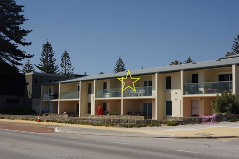 Cottesloe Beachfront Ocean View Apartment - Accommodation Gladstone 1