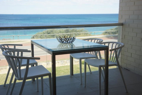 Cottesloe Beachfront Ocean View Apartment - Accommodation Gladstone 5