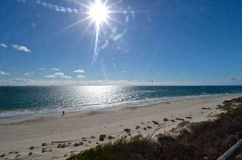 Cottesloe Beachfront Ocean View Apartment - Accommodation Gladstone 8