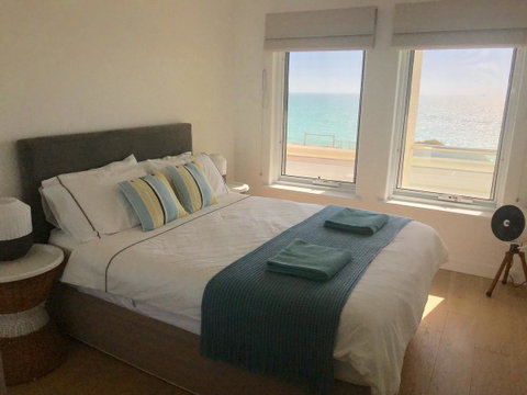Cottesloe Beachfront Ocean View Apartment - Accommodation Gladstone 2