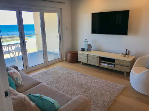 Cottesloe Beachfront Ocean View Apartment - Accommodation Gladstone 6
