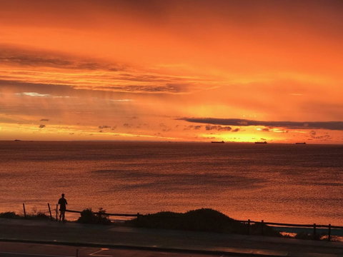 Cottesloe Beachfront Ocean View Apartment - Accommodation Gladstone 14