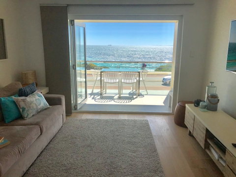 Cottesloe Beachfront Ocean View Apartment - Accommodation Gladstone 0