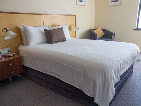 Ocean Beach Hotel - Accommodation Gladstone 0