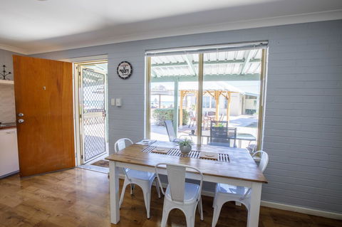 Shark Bay Seafront Apartments - Accommodation Gladstone 3