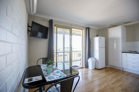 Shark Bay Seafront Apartments - Accommodation Gladstone 23