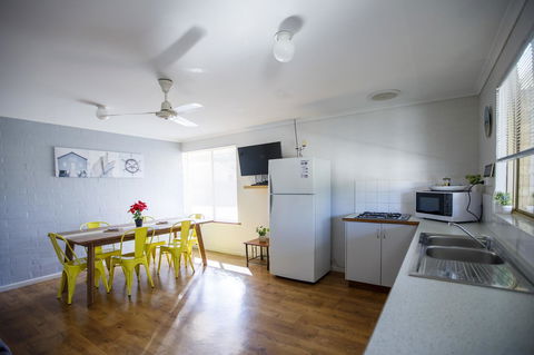 Shark Bay Seafront Apartments - Accommodation Gladstone 1