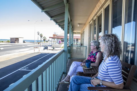 Shark Bay Seafront Apartments - Accommodation Gladstone 19