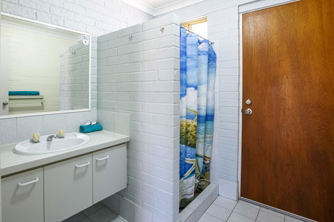 Shark Bay Seafront Apartments - Accommodation Gladstone 10