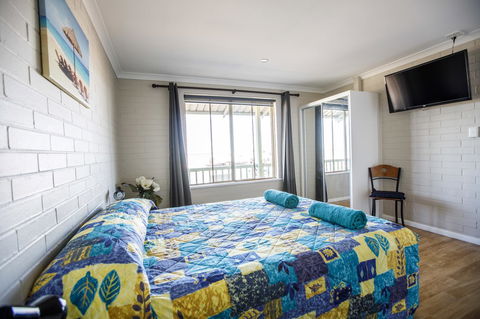 Shark Bay Seafront Apartments - Accommodation Gladstone 4