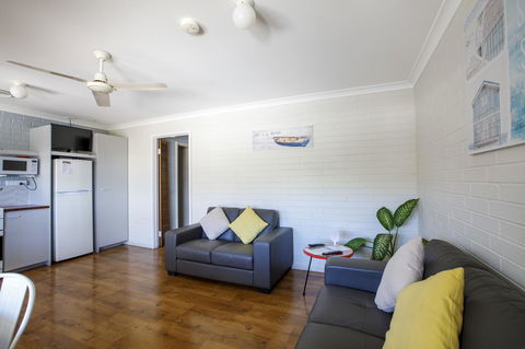 Shark Bay Seafront Apartments - Accommodation Gladstone 8
