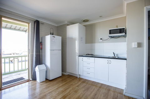 Shark Bay Seafront Apartments - Accommodation Gladstone 5