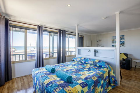 Shark Bay Seafront Apartments - Accommodation Gladstone 16