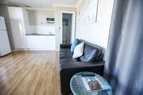 Shark Bay Seafront Apartments - Accommodation Gladstone 30