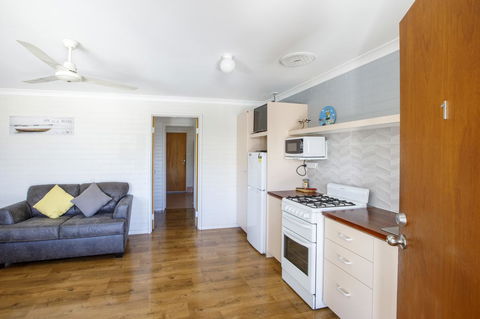 Shark Bay Seafront Apartments - Accommodation Gladstone 11