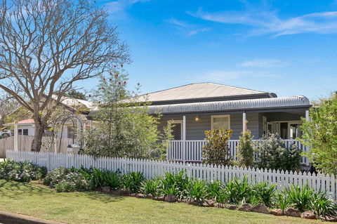 Lavender Cottage - Accommodation Gladstone 0
