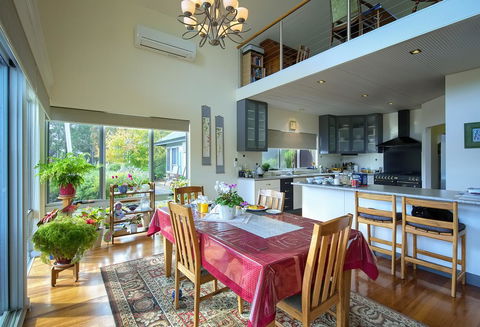 Glenelg On King Bed & Breakfast - Accommodation Gladstone 8