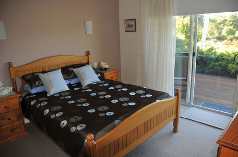 Glenelg On King Bed & Breakfast - Accommodation Gladstone 24