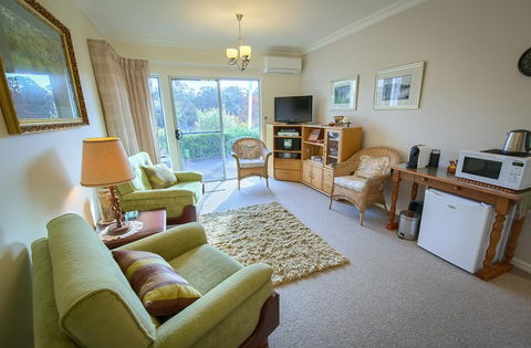Glenelg On King Bed & Breakfast - Accommodation Gladstone 2