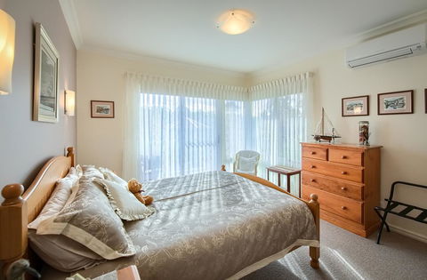 Glenelg On King Bed & Breakfast - Accommodation Gladstone 1