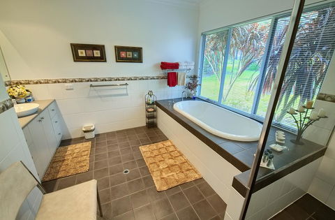 Glenelg On King Bed & Breakfast - Accommodation Gladstone 3