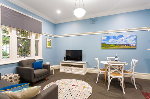 Blue Door Apartments - Accommodation Gladstone 2