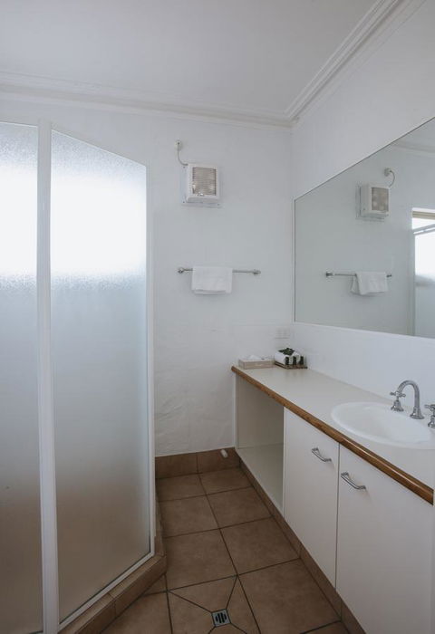 Canal Rocks Beachfront Apartments - Accommodation Gladstone 6