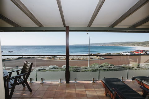 Canal Rocks Beachfront Apartments - Accommodation Gladstone 0
