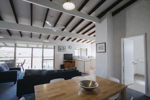 Canal Rocks Beachfront Apartments - Accommodation Gladstone 16