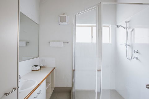 Canal Rocks Beachfront Apartments - Accommodation Gladstone 1