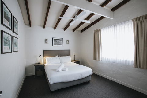 Canal Rocks Beachfront Apartments - Accommodation Gladstone 3