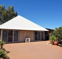 Osprey Holiday Village Unit 110 - Wake up to the birds in your 4 poster bed with a view - Accommodation Gladstone