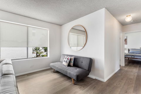 Laman Lodge, Unit 2, 15 Laman Street - Accommodation Gladstone 4