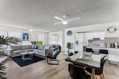 Laman Lodge, Unit 2, 15 Laman Street - Accommodation Gladstone 2