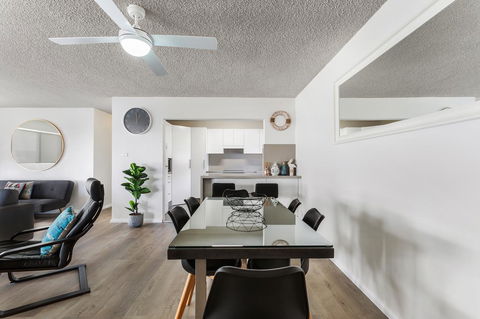 Laman Lodge, Unit 2, 15 Laman Street - Accommodation Gladstone 5
