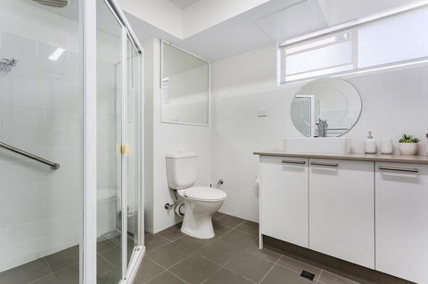 Laman Lodge, Unit 2, 15 Laman Street - Accommodation Gladstone 11
