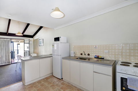 West Beach Lagoon 123 - Location & Views!!! - Accommodation Gladstone 10