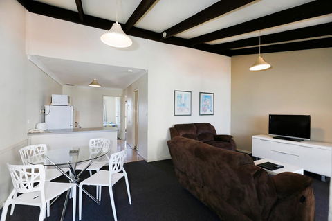 West Beach Lagoon 123 - Location & Views!!! - Accommodation Gladstone 8
