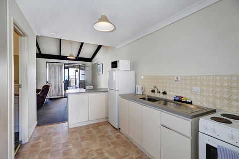 West Beach Lagoon 123 - Location & Views!!! - Accommodation Gladstone 5