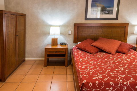 The Continental Hotel - Accommodation Gladstone 2