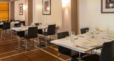 The Continental Hotel - Accommodation Gladstone 10