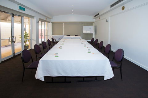 The Continental Hotel - Accommodation Gladstone 23