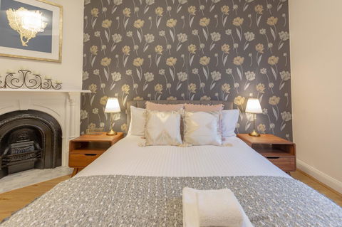 Heritage Townhouse Near Harbour Bridge - Accommodation Gladstone 22