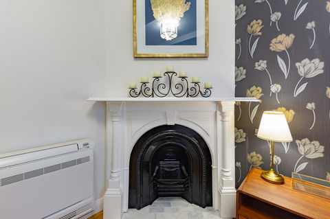Heritage Townhouse Near Harbour Bridge - Accommodation Gladstone 8